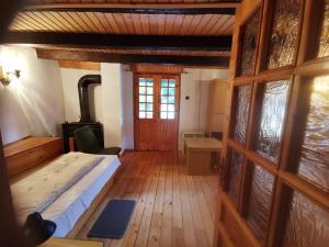 una camera con letto e pavimento in legno di Derű-Lak a Fenyőfő