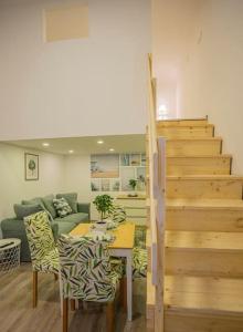 een woonkamer met een tafel en een trap bij Cosy flat in Akácfa str., Aya in Boedapest