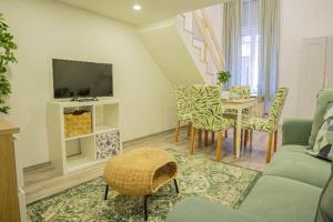 een woonkamer met een bank en een tafel bij Cosy flat in Akácfa str., Aya in Boedapest