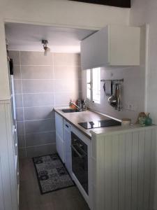 A kitchen or kitchenette at Les Cyclades 5, 500m plage, clim, wifi