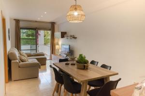 a dining room and living room with a table and chairs at Birds&Nature in L'Eucaliptus