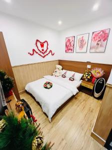 Postel nebo postele na pokoji v ubytování Khách sạn An Vy Đà Lạt