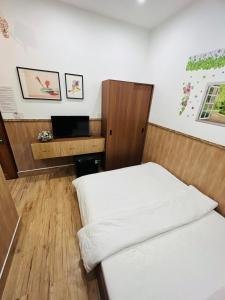 Postel nebo postele na pokoji v ubytování Khách sạn An Vy Đà Lạt