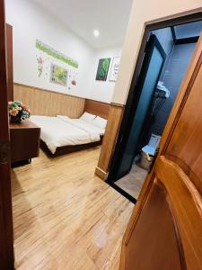 Postel nebo postele na pokoji v ubytování Khách sạn An Vy Đà Lạt