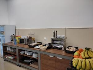 una cocina con una barra con fruta. en Hospedería San Froilan en Lugo
