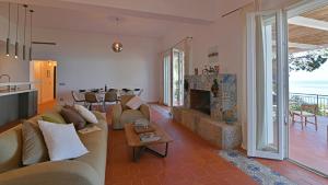 uma sala de estar com um sofá e uma lareira em VILLA ARMONIA 8, Emma Villas em Pollina