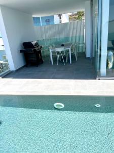 Bazén v ubytování Villa Veiga with heated pool nebo v jeho okolí