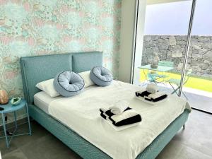 Postel nebo postele na pokoji v ubytování Villa Veiga with heated pool