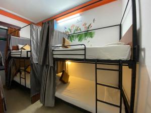 Katil dua tingkat atau katil-katil dua tingkat dalam bilik di Alex Hostel