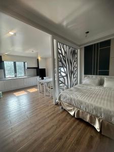 sypialnia z łóżkiem i stołem z krzesłami w obiekcie TRA LINH HOTEL w mieście Hữu Lũng