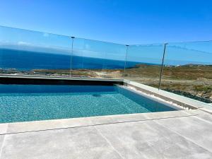 Bazén v ubytování Villa Veiga with heated pool nebo v jeho okolí