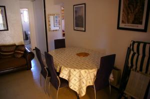 - une table à manger, des chaises, une table et des chaises dans l'établissement LeWindy Barcares, au Barcarès