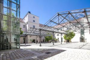 una gran estructura metálica frente a un edificio en Hotel Altes Kloster, en Hainburg an der Donau