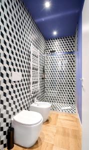 ミラノにあるTicinese 78のバスルーム(トイレ、ガラス張りのシャワー付)