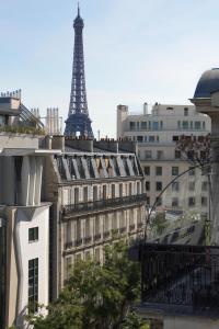 巴黎的住宿－Renaissance Paris Nobel Tour Eiffel Hotel，享有城市艾菲尔铁塔的景致