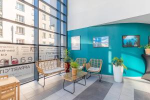 una zona de espera en un edificio con sillas y mesa en Appart'City Confort Brest en Brest