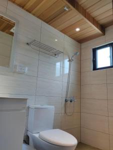 北竿鄉的住宿－花漾 森山舍，一间带卫生间和淋浴的浴室