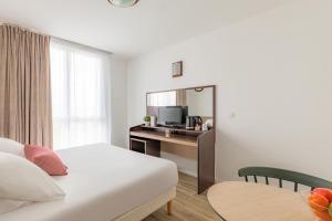 um quarto de hotel com uma cama e uma secretária em Appart'City Confort Brest em Brest