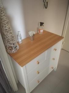 Vestidor blanco con encimera de madera en Lovely Studio & Garden - près des plages Cagnes-sur-Mer, en Cagnes-sur-Mer