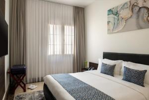 Uma cama ou camas num quarto em Somerset Al Mansoura Doha