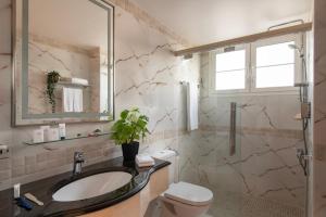 Uma casa de banho em Somerset Al Mansoura Doha