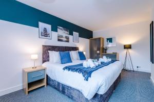 Spacious 3-Bed house in Chester by 53 Degrees Property, Ideal for Families & Professionals, FREE Parking - Sleeps 7 tesisinde bir odada yatak veya yataklar
