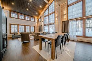 a dining room with a wooden table and chairs at Villa Amiraali Levi in Levi