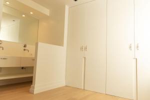 bagno con armadi bianchi e specchio di Oostduinkerke Res Henri IV a Oostduinkerke
