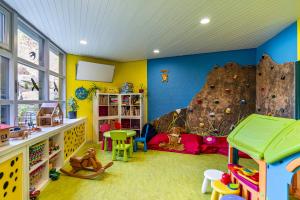 a childs play room with a rock wall at Schwarzwald Wölkchen in Baiersbronn