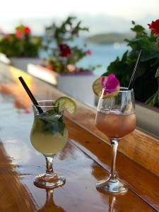 dos cócteles sentados en una mesa con una bebida en Hotel Ajden by Mira Mare en Ksamil