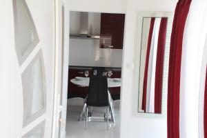 Kuchyň nebo kuchyňský kout v ubytování Luxury apartment Maestral - private pool