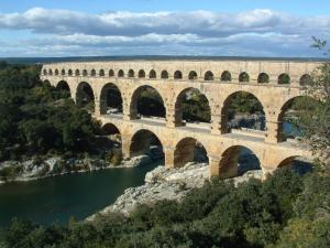 un pont sur une rivière avec de nombreuses arches dans l'établissement Confortable villa de vacances entre Nîmes, le Pont du Gard, Uzès, Arles, Avignon, à Marguerittes