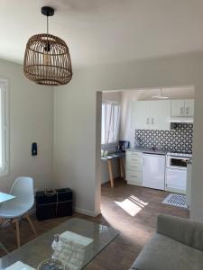 Kuchnia lub aneks kuchenny w obiekcie Hôtel Chez Léonie - Chez Mamie Canne