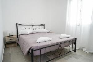 卡達麥納的住宿－The blackbird house，一间卧室配有一张带两个枕头的床