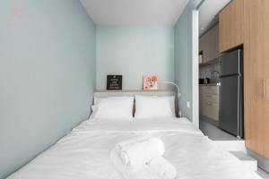 - une chambre avec un lit blanc et des serviettes dans l'établissement Big Apple APRTS, Nilie Hospitality MGMT, à Thessalonique