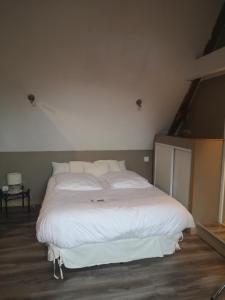 La CoquilleにあるB&B Le Relais de Chantecorのベッドルーム1室(白い大型ベッド1台付)