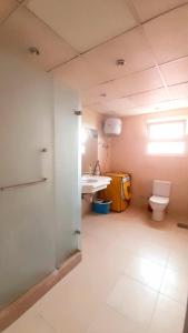 een lege badkamer met een toilet en een wastafel bij Amwaj Oyoun hotel Nabq Bay in Sharm El Sheikh
