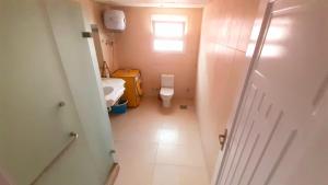 een kleine badkamer met een toilet en een wastafel bij Amwaj Oyoun hotel Nabq Bay in Sharm El Sheikh