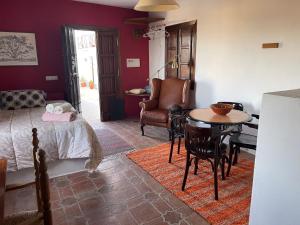 フリヒリアナにあるAlgarabíのベッドルーム1室(ベッド1台、テーブル、椅子付)