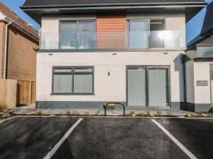 een parkeerplaats voor een wit huis bij Mary Bowes Terrace in Bournemouth