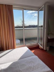 una camera con un letto e una grande finestra di Hahn Hotel Vienna a Vienna