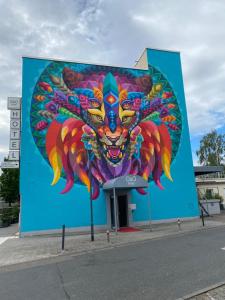 ein Wandbild eines Löwen an der Seite eines Gebäudes in der Unterkunft O&O Hotel Oberursel Zentrum in Oberursel