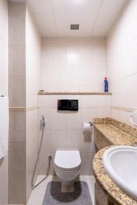 Veer Apartments - 82nd Floor Princess Tower - Palm View في دبي: حمام مع مرحاض ومغسلة
