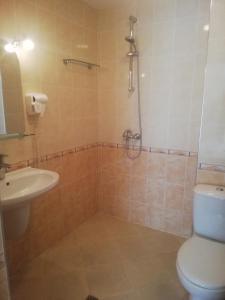 La salle de bains est pourvue d'une douche, de toilettes et d'un lavabo. dans l'établissement Стаи за гости Чайка град Созопол, à Sozopol