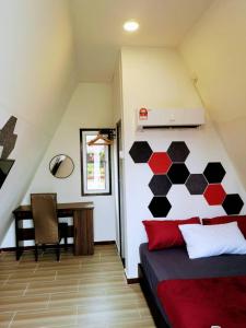 Zimmer mit einem Bett und einem Tisch in der Unterkunft Red Triangle Cottage Roomstay in Kampong Kemaman