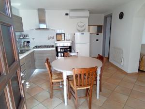 uma cozinha com uma mesa e cadeiras numa cozinha em Cà Negra Ca negra suite em Costa Volpino
