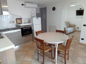 - une cuisine et une salle à manger avec une table et des chaises dans l'établissement Cà Negra Ca negra suite, à Costa Volpino