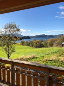 - une vue depuis la terrasse du lac dans l'établissement Nye Heimen Overnatting, à Namsos