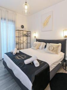 ein Schlafzimmer mit einem großen Bett mit weißen Kissen in der Unterkunft וילה לה וידה in Migdal