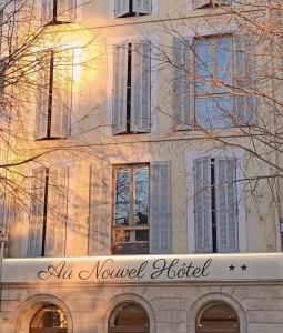 un bâtiment avec un panneau d'hôtel devant lui dans l'établissement Au Nouvel Hôtel, à Toulon